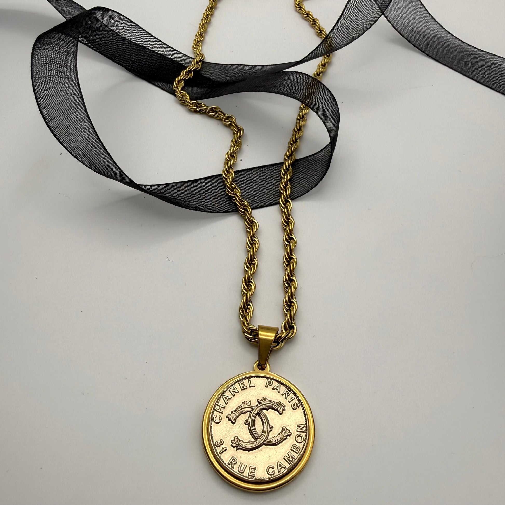 Collar artesanal EOS UPCYCLING  hecho a mano con botón de marca de lujo recuperado. Un regalo original para una mujer con estilo. 