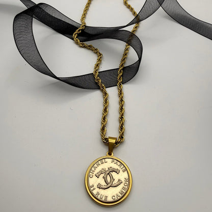 Collar artesanal EOS UPCYCLING  hecho a mano con botón de marca de lujo recuperado. Un regalo original para una mujer con estilo. 