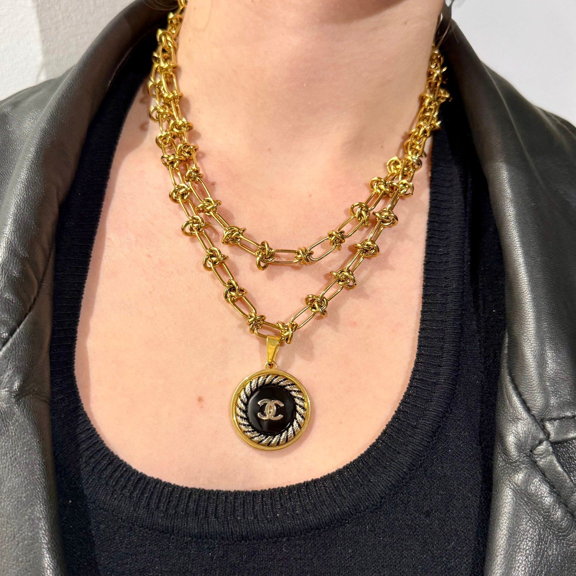 Joya artesanal EOS UPCYCLING, elegante y sostenible. Un regalo personalizado para una mujer elegante. 