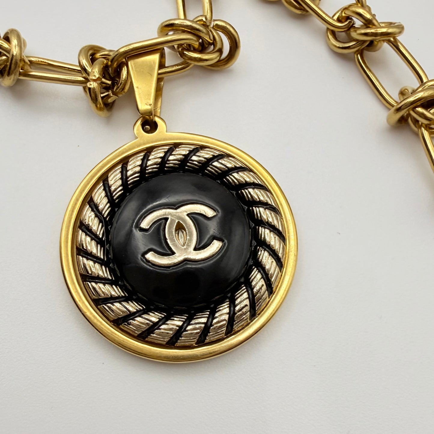 Detalle del botón de alta costura recuperado en collar artesanal TISIFONE hecho a mano por EOS UPCYCLING. un toque francés de elegancia. 
