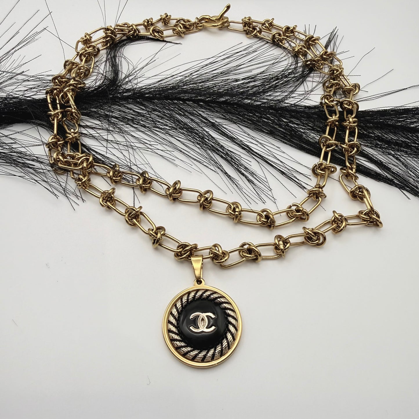  Cadena de nudo grueso en collar artesanal TISIFONE, con un botón de alta costura recuperado y transformado en un collar artesanal. 
