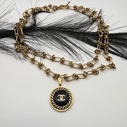  Cadena de nudo grueso en collar artesanal TISIFONE, con un botón de alta costura recuperado y transformado en un collar artesanal. 
