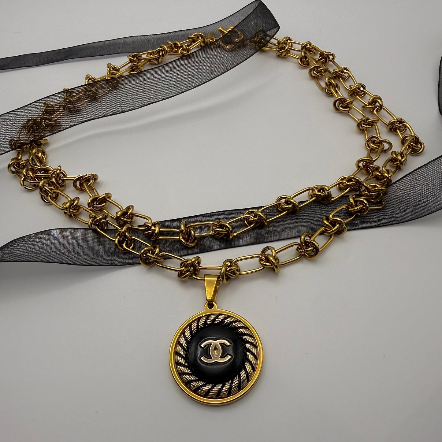  Collar artesanal EOS UPCYCLING  hecho a mano con botón de marca de lujo recuperado.