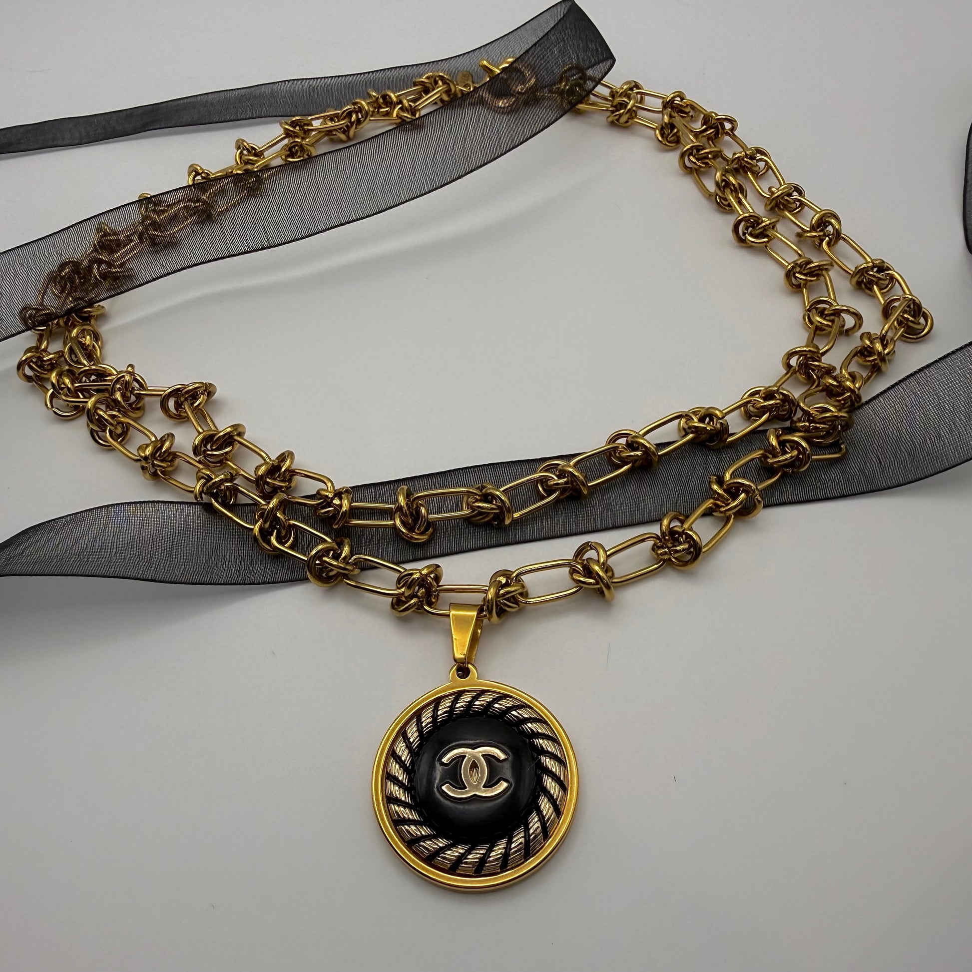  Collar artesanal EOS UPCYCLING  hecho a mano con botón de marca de lujo recuperado.