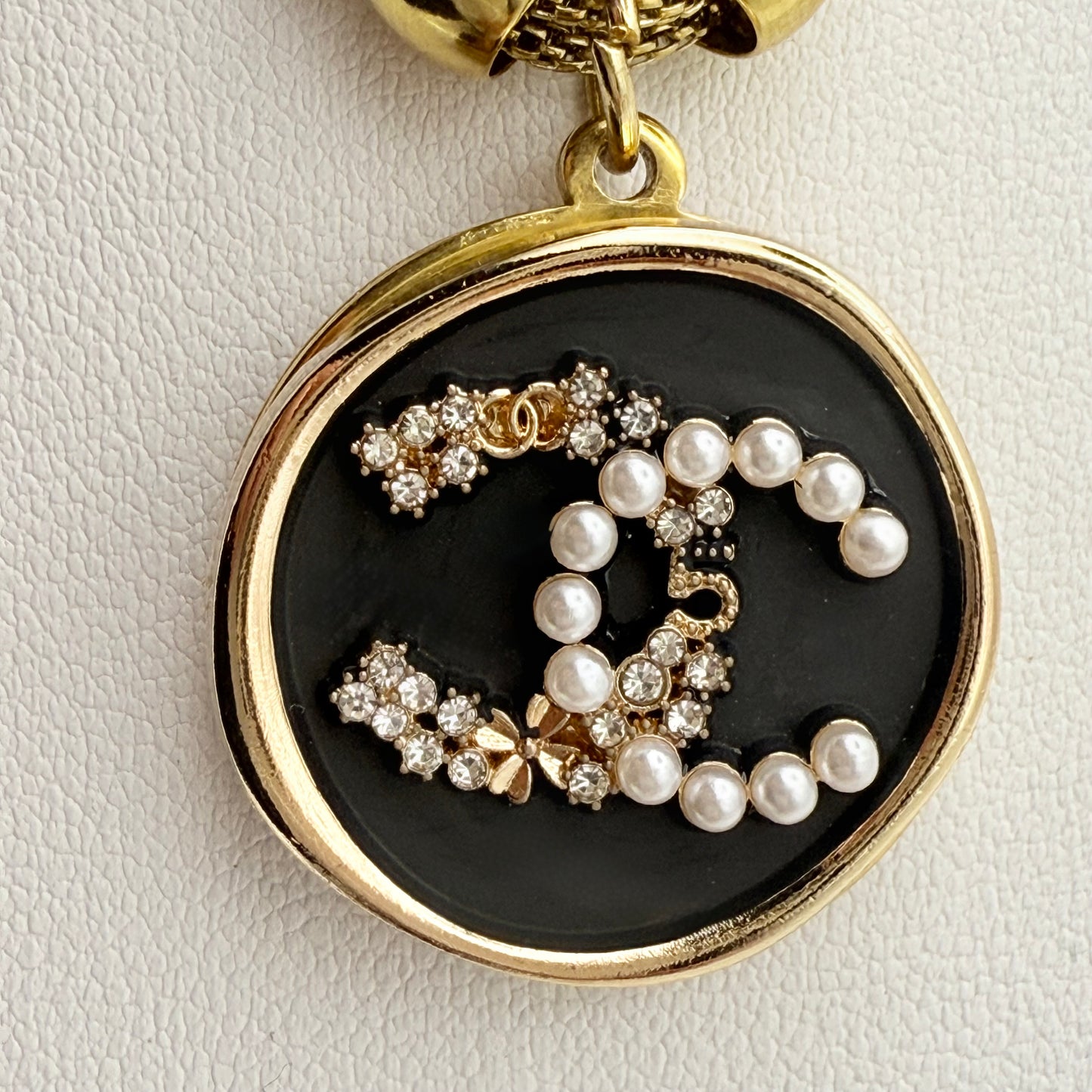 Joya artesanal sostenible con botón CHANEL hecho a mano por EOS UPCYCLING 
