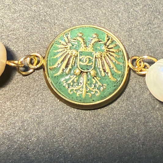 Detalle de un botón de alta costura recuperado y transformado en una pulsera artesanal muy elegante. 