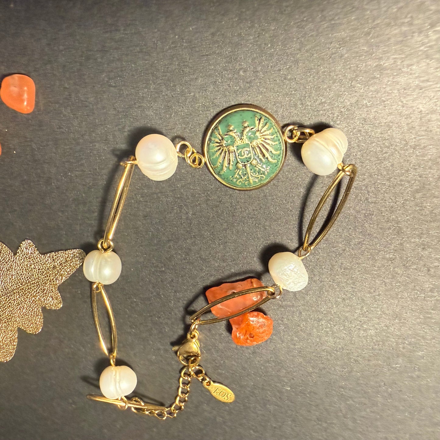 Pulsera artesanal con una cadena de eslabones ovalados que se alternan con perlas barrocas con efecto nacarado, hecho a mano por EOS UPCYCLING. 