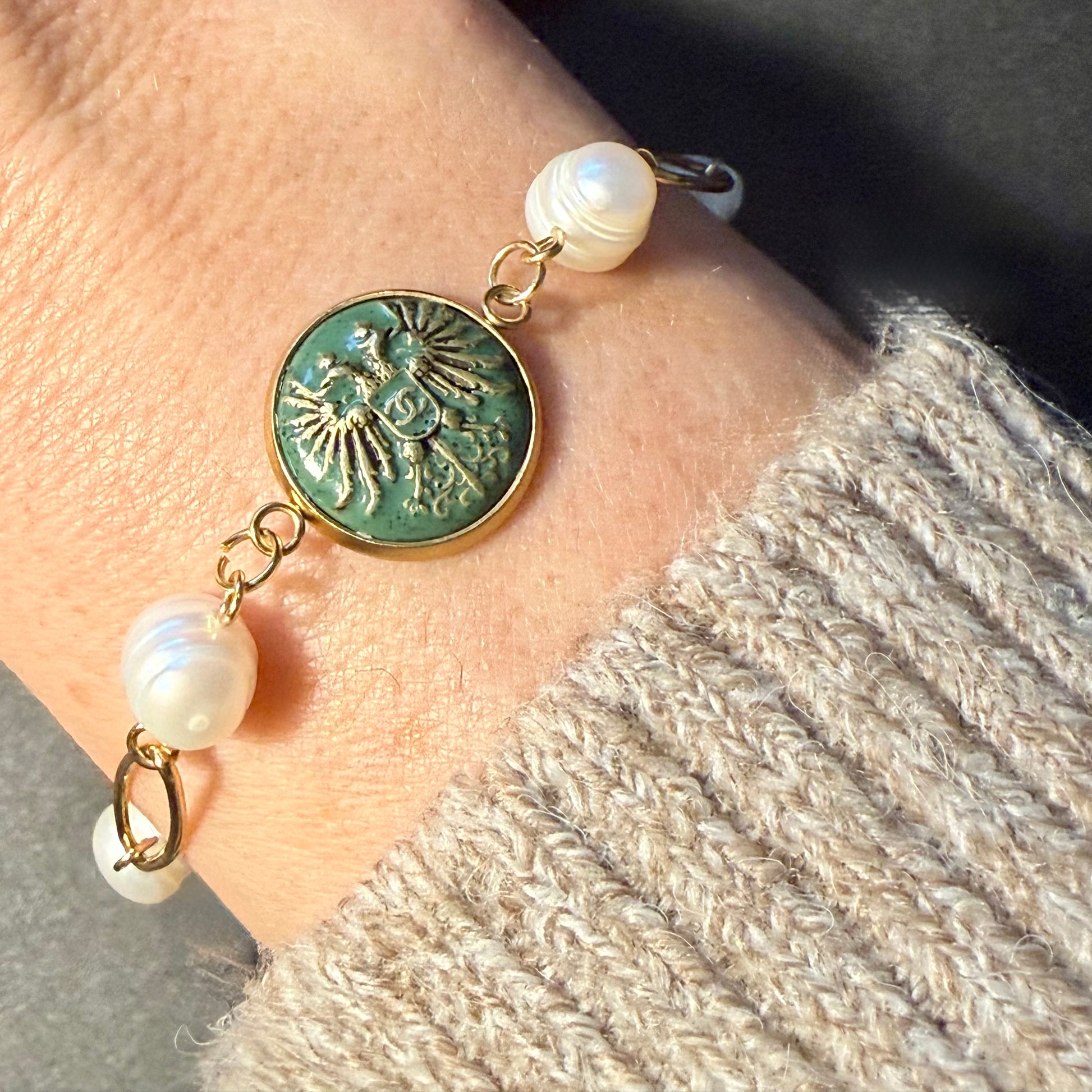 Joya artesanal EUFROSINE, pieza única hecha a mano por EOS UPCYCLING con un botón recuperado de marca de lujo francesa. Un regalo personalizado para una mujer. 
